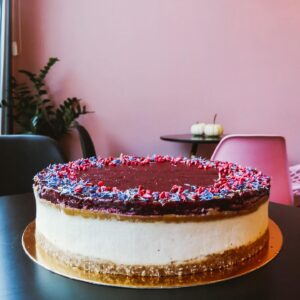 NERNIK Z KARMELEM I KWAŚNYMI OWOCAMI