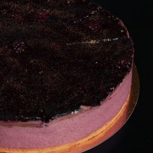 Nernik owoce leśne na ciasteczkowym spodzie z frużeliną borówkową